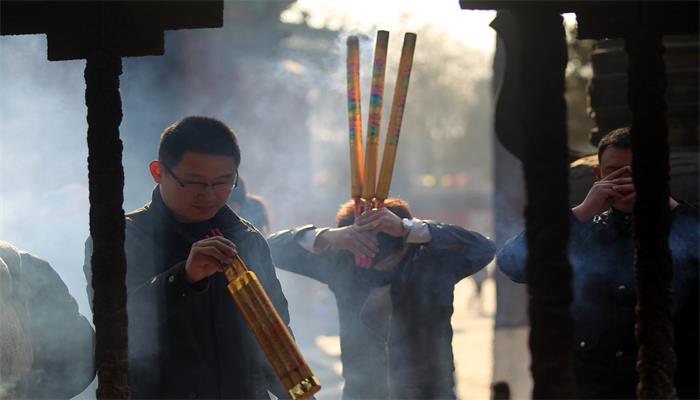 做梦梦见自己到寺庙磕头下跪拜神