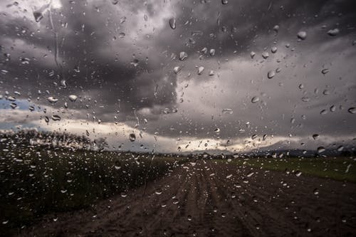 己婚女人做梦梦见下大雨啥意思