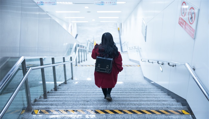 女人做梦梦见往下走阶梯