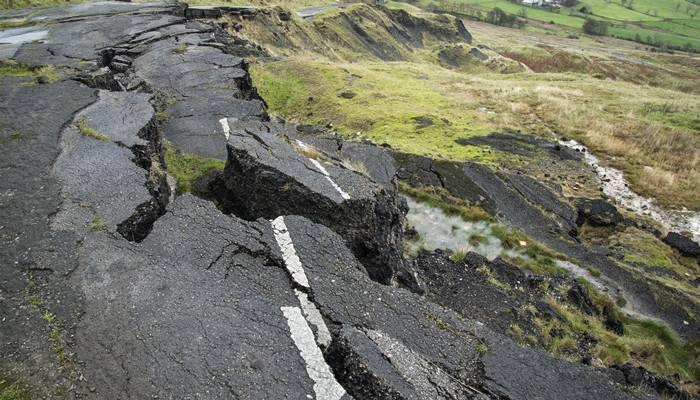 做梦梦见地震山崩地裂逃生成功