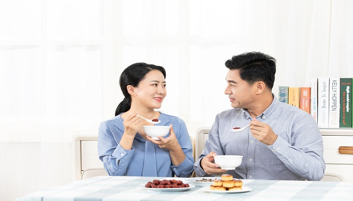 女人做梦梦见和陌生人吃饭