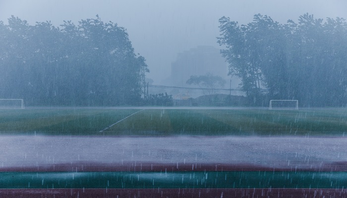 女人做梦梦见大雨淋湿自己是什么意思 女人做梦梦见大雨淋湿自己有什么预兆
