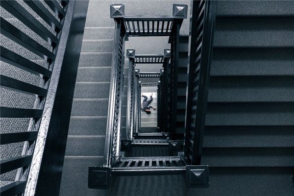 做梦梦见掉下楼是什么意思 做梦梦见掉下楼有什么预兆