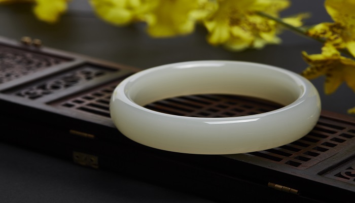 做梦梦见翡翠手镯是什么意思 做梦梦见翡翠手镯有什么预兆