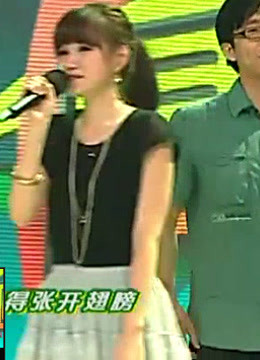 周末星派对:周逸涵现场演唱，男子却在她旁边绕来绕去